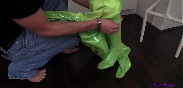  Scopa la fidanzata che indossa un costume molto fetish in latex verde